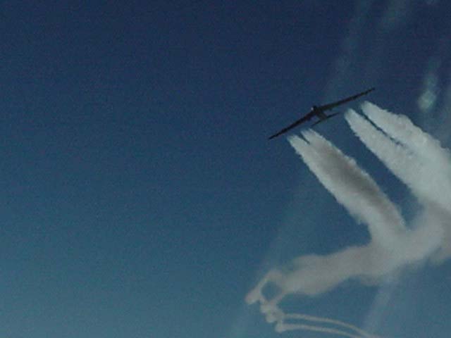 B-52 contrails 2